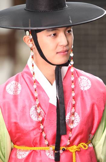 韓服演員演繹傳統(tǒng)與時尚交融的絕美演繹