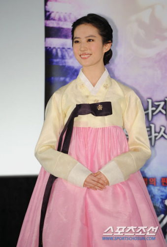 韓服演員演繹傳統(tǒng)與時尚交融的絕美演繹