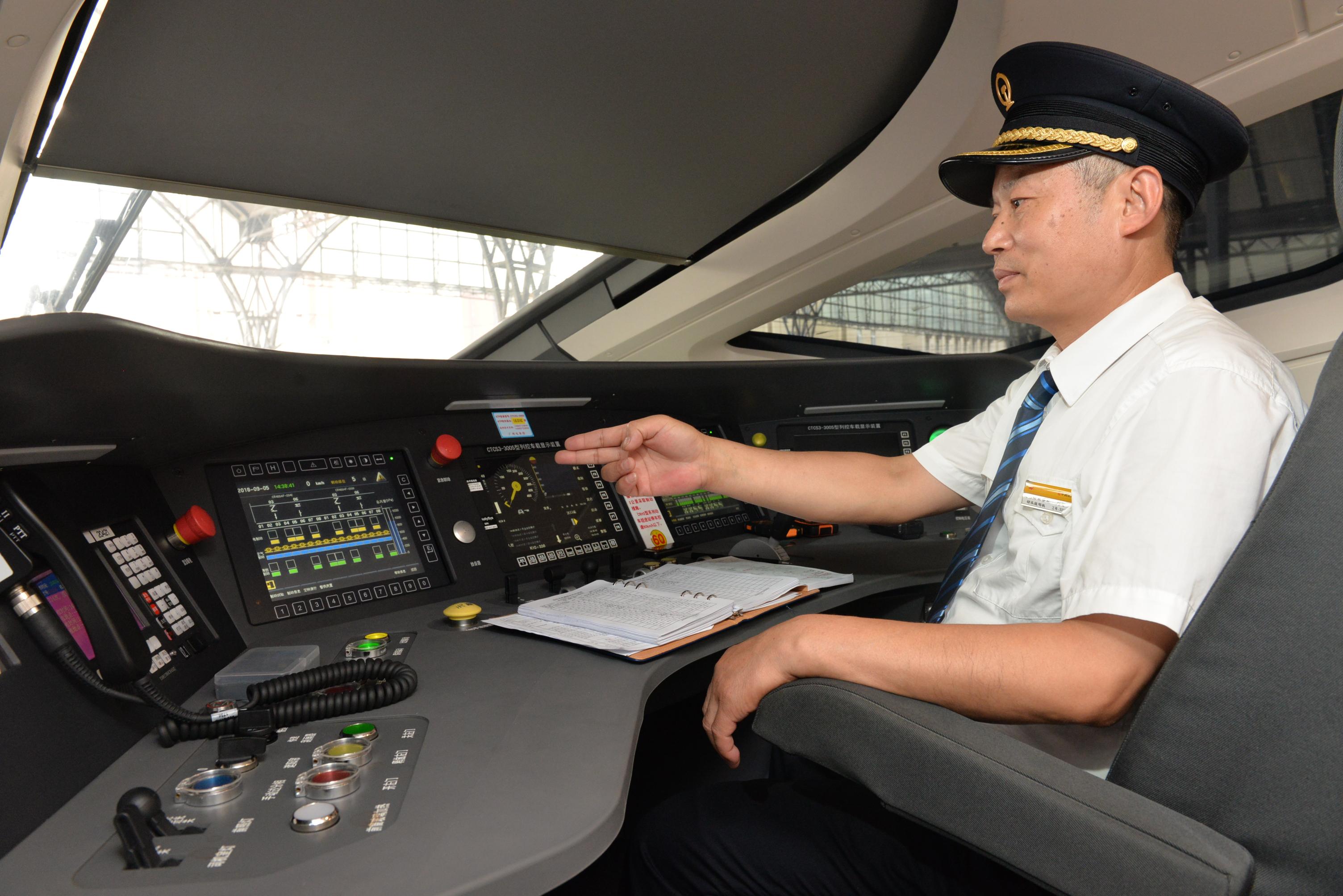 最新火車司機工資待遇，一路同行，溫情與職業(yè)前景同行